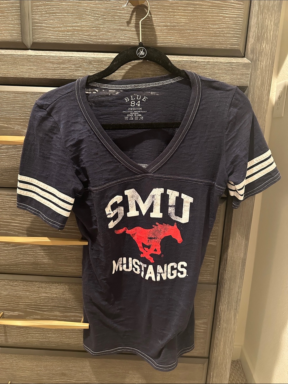 Blue 84 Navy SMU Mustangs V‑Neck Tee with Red Mustang Logo